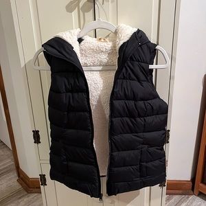 Hollister sherpa lined hooded puffer vest - Women’s small